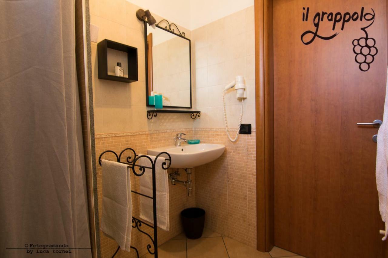 B&B Il Grappolo Foresteria Lombarda Sirmione Bagian luar foto