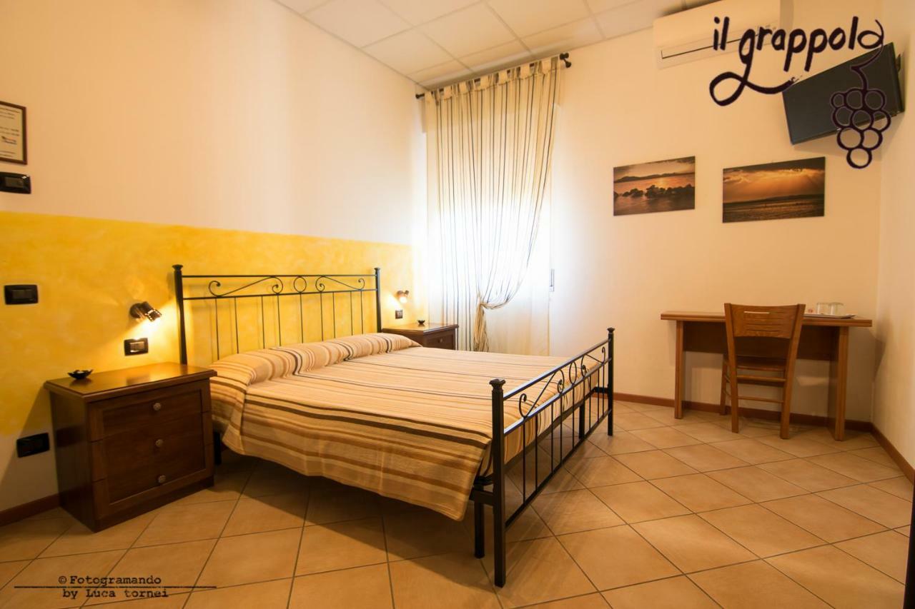 B&B Il Grappolo Foresteria Lombarda Sirmione Bagian luar foto