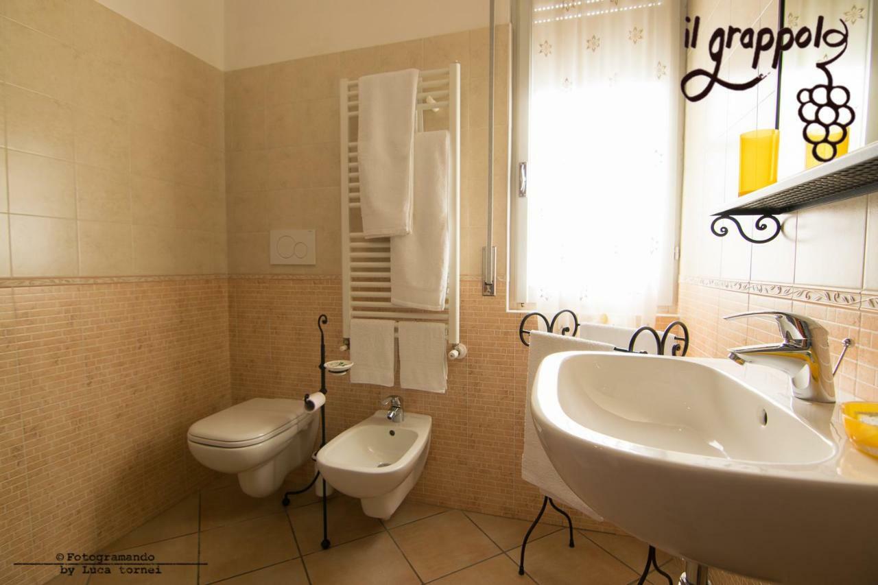 B&B Il Grappolo Foresteria Lombarda Sirmione Bagian luar foto